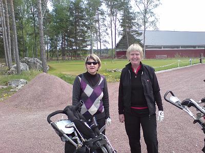 DSC01082.JPG - Nu har vi kommit in till klubbhuset efter första dagens runda. Anna Lena och Birgitta ser segervissa ut
