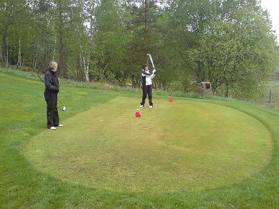 DSC01090.JPG - Yasmine gör för ovanlighetens skull en provswing