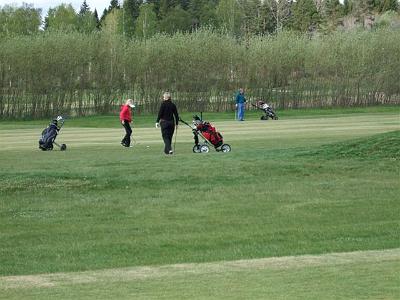 DSCF0016.jpg - Här får man vänta på att bangubben ska byta hål på greenen