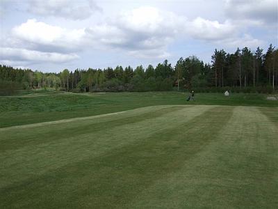 DSCF0017.jpg - Hallååååååå var är Ni? vilka kamrater lämnar mig här mitt i ruffen och jag vet inte riktigt var jag är. Jag får väl leta mig fram till greenen
