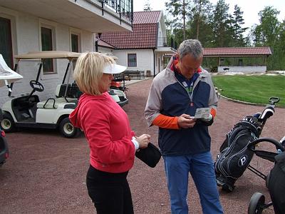 DSCF0023.jpg - Jeppe begrundar scoren tillsammans med Lena