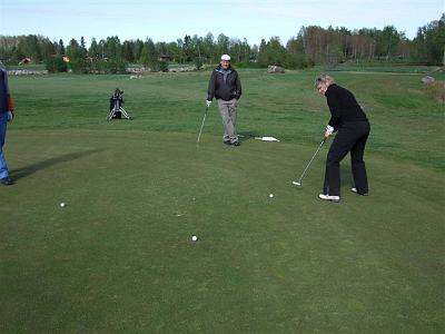 DSCF0027.jpg - Birgitta puttar ut på 18 hålet på Norrtälje GK
