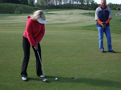 DSCF0030.jpg - Lena sätter putten hårt i bakkant på 18:e hålet