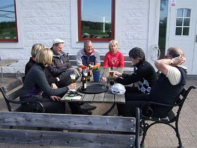 DSCF0032.jpg - Här sitter samtliga deltagare och räknar scoren
